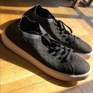 Black light weight sneakers with white sole
